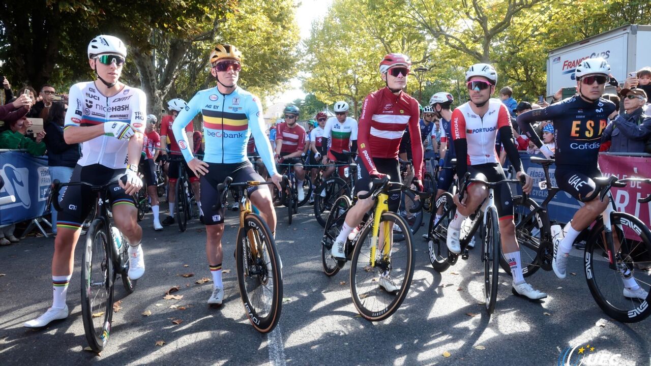 Ciclistas de várias nacionalidades alinham-se para a competição