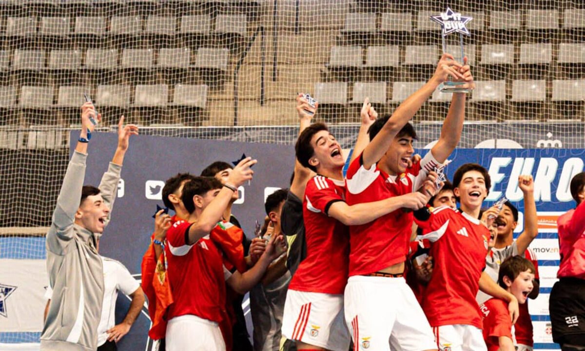 Equipa festeja vitória num torneio europeu de futsal