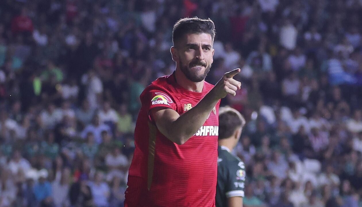 Paulinho festeja após bis pelo Toluca e lidera marcadores mexicanos