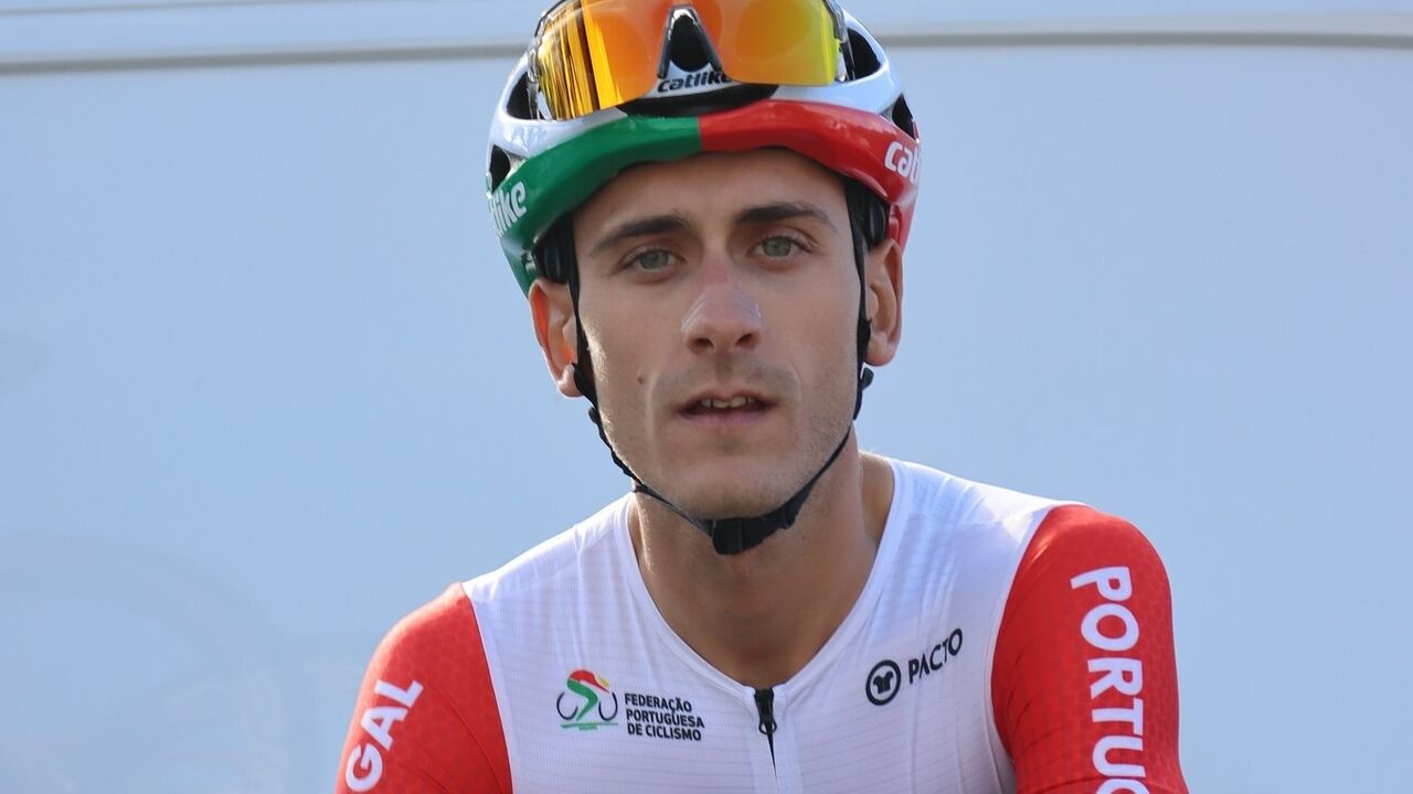 Ciclista português equipado com capacete nas cores da bandeira nacional