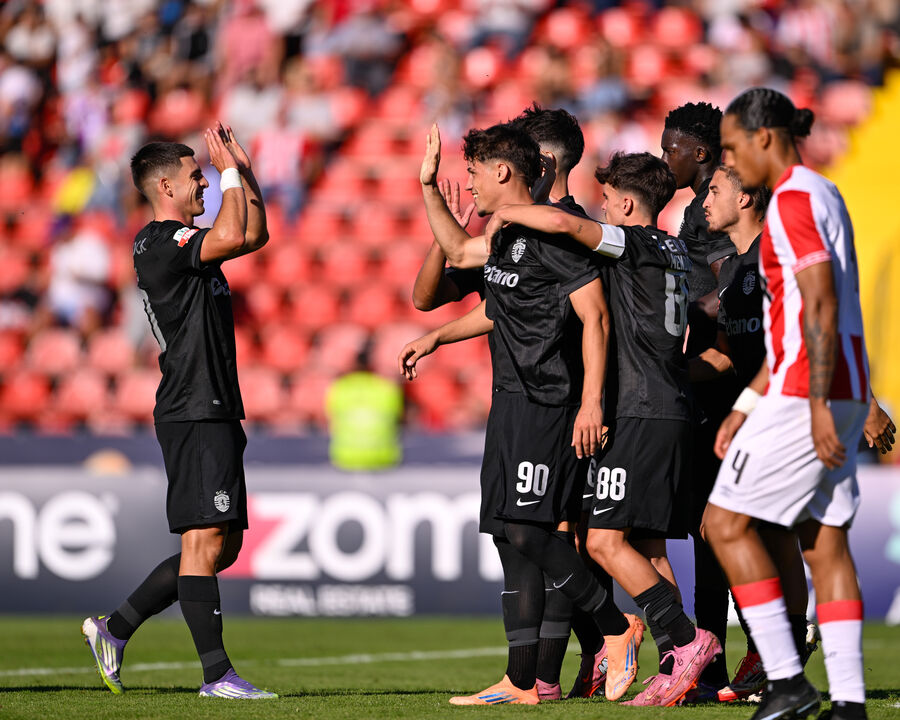 Jogadores do Sporting a festejar frente ao Leixões