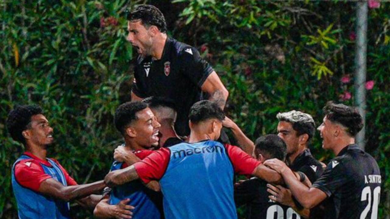 Equipa do Penafiel celebra golo marcado ao Benfica B