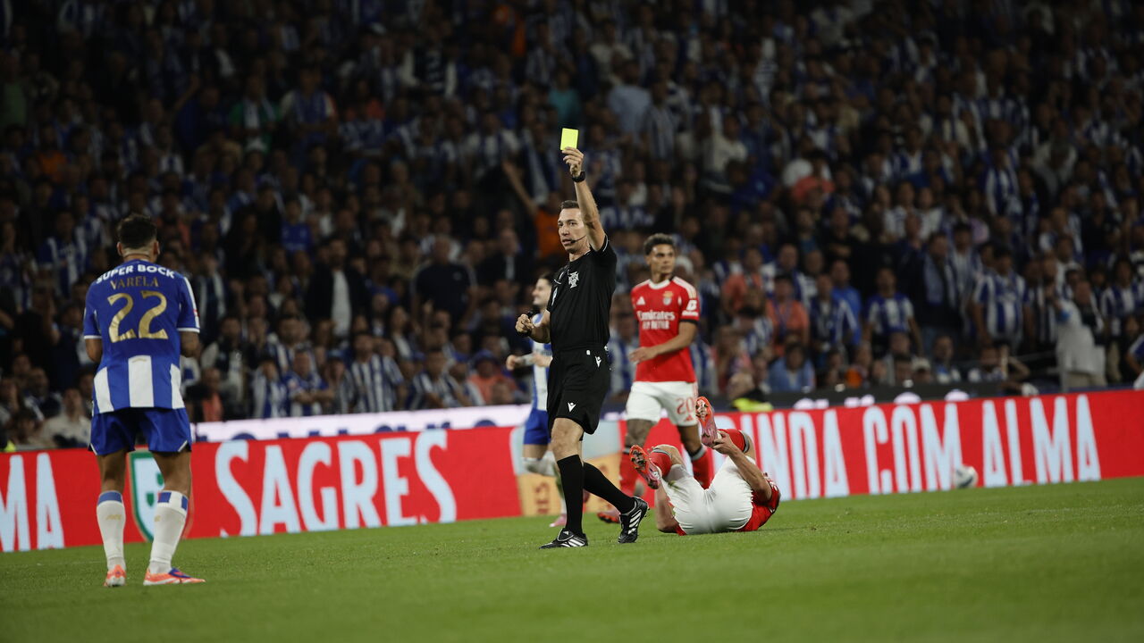 Árbitro mostra cartão amarelo durante o FC Porto-Benfica