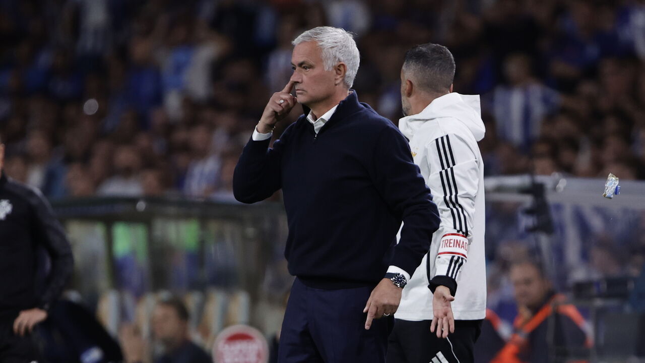 José Mourinho orienta a equipa de futebol durante jogo