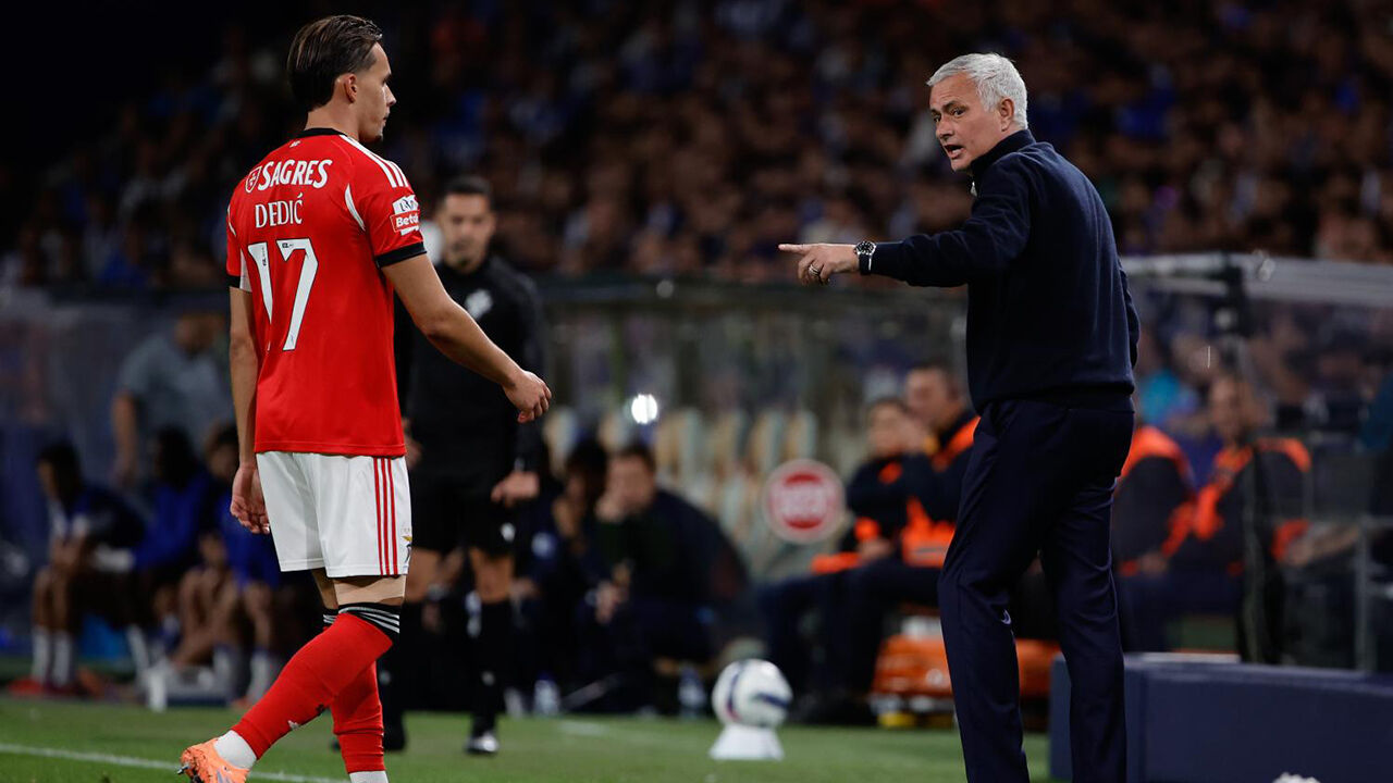 Mourinho orienta jogo com Dedic em campo no Estádio do Dragão