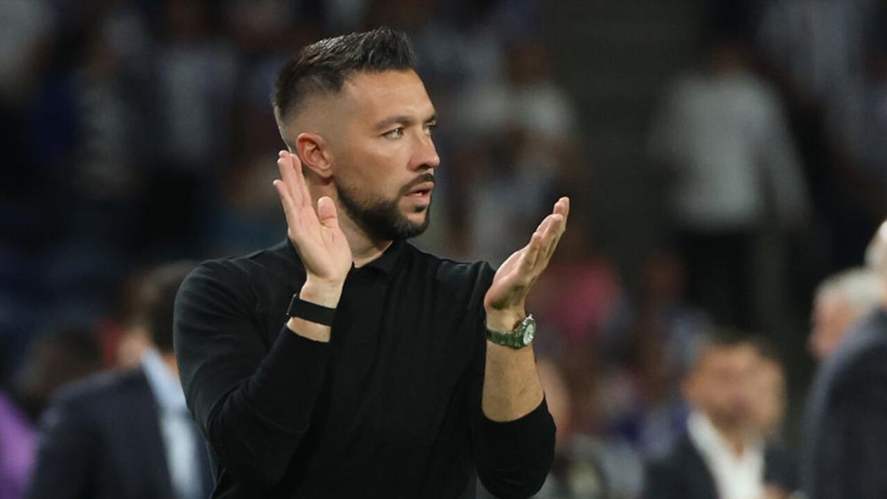 Farioli analisa estratégia em jogo contra Mourinho.
