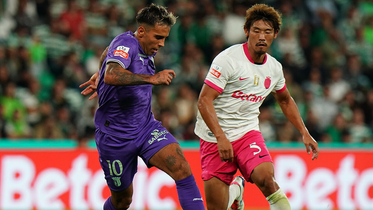 Zalazar em ação frente ao Sporting num jogo de futebol