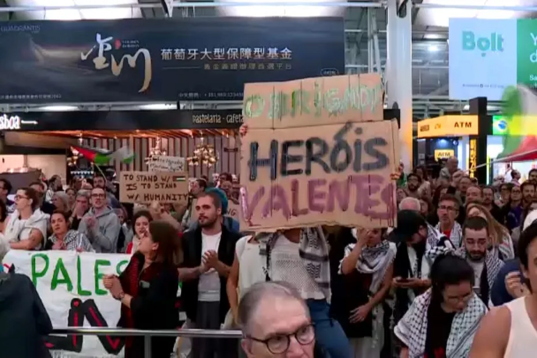 Multidão no Aeroporto de Lisboa para receber ativistas portugueses