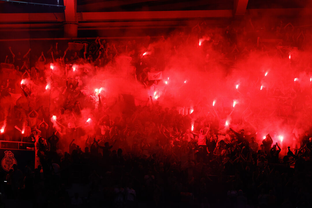 Tochas dos adeptos do Benfica no Dragão