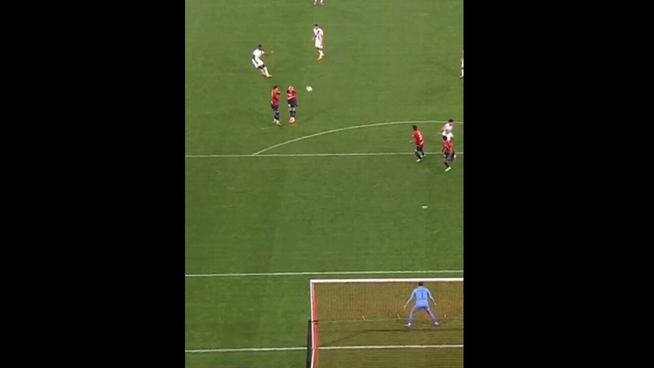 Nuno Mendes marca golaço contra o Lille