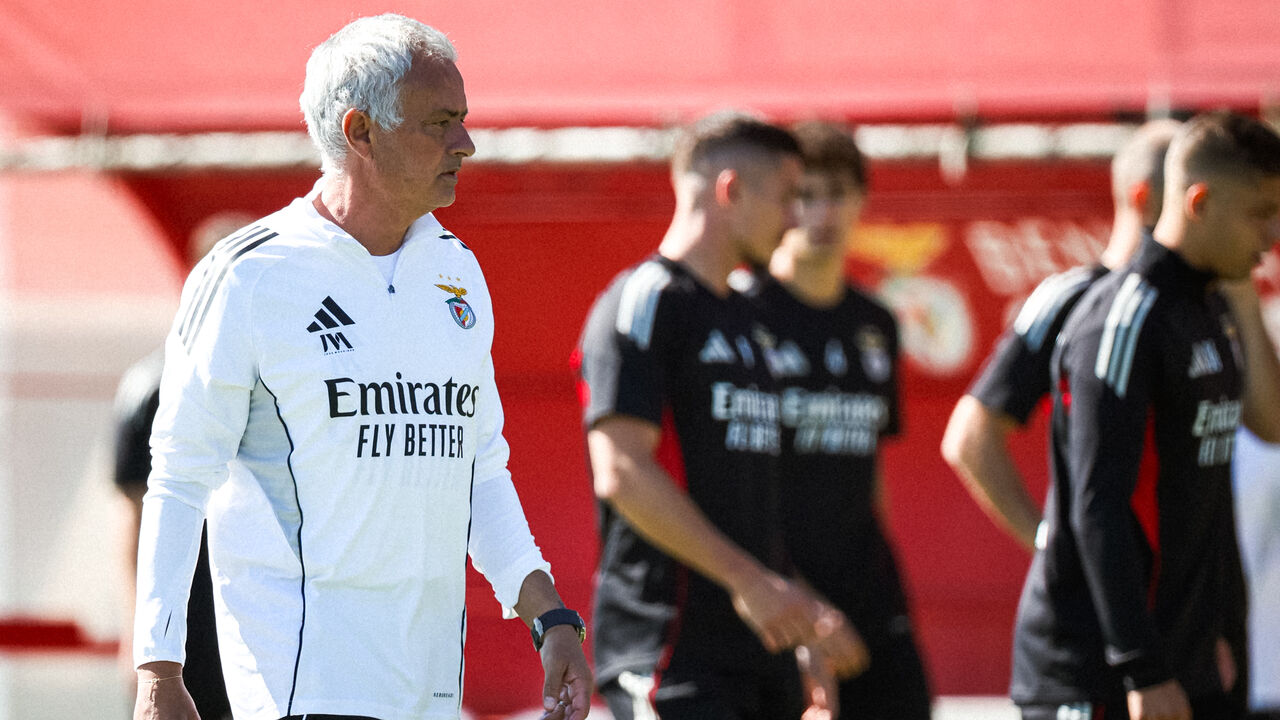 José Mourinho durante o treino no Benfica Campus