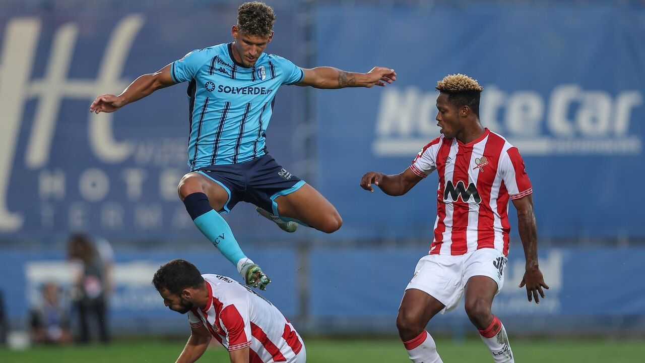 Dokou (na foto, à direita), jogador do Leixões