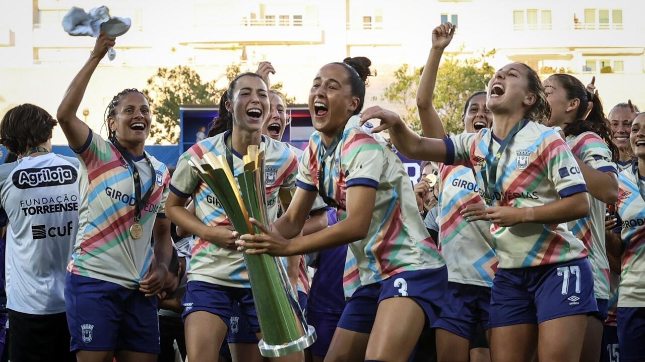 Jogadoras do Torreense celebram a conquista da Supertaça feminina
