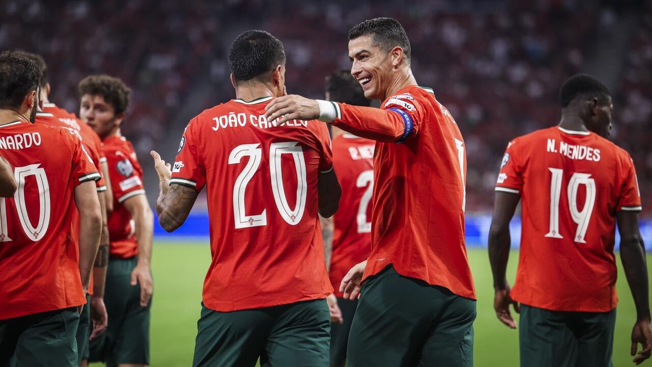 Cristiano Ronaldo celebra com João Cancelo após jogo.
