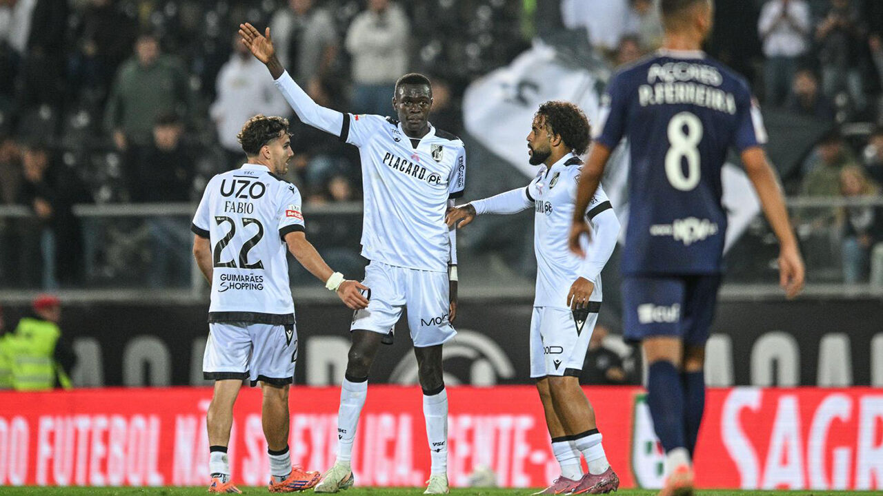 Alioune Ndoye marca golo importante pelo V. Guimarães contra o Santa Clara
