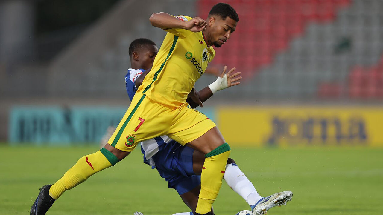 Diego Fernandes, jogador do P. Ferreira, lesionado durante jogo com Oliveirense