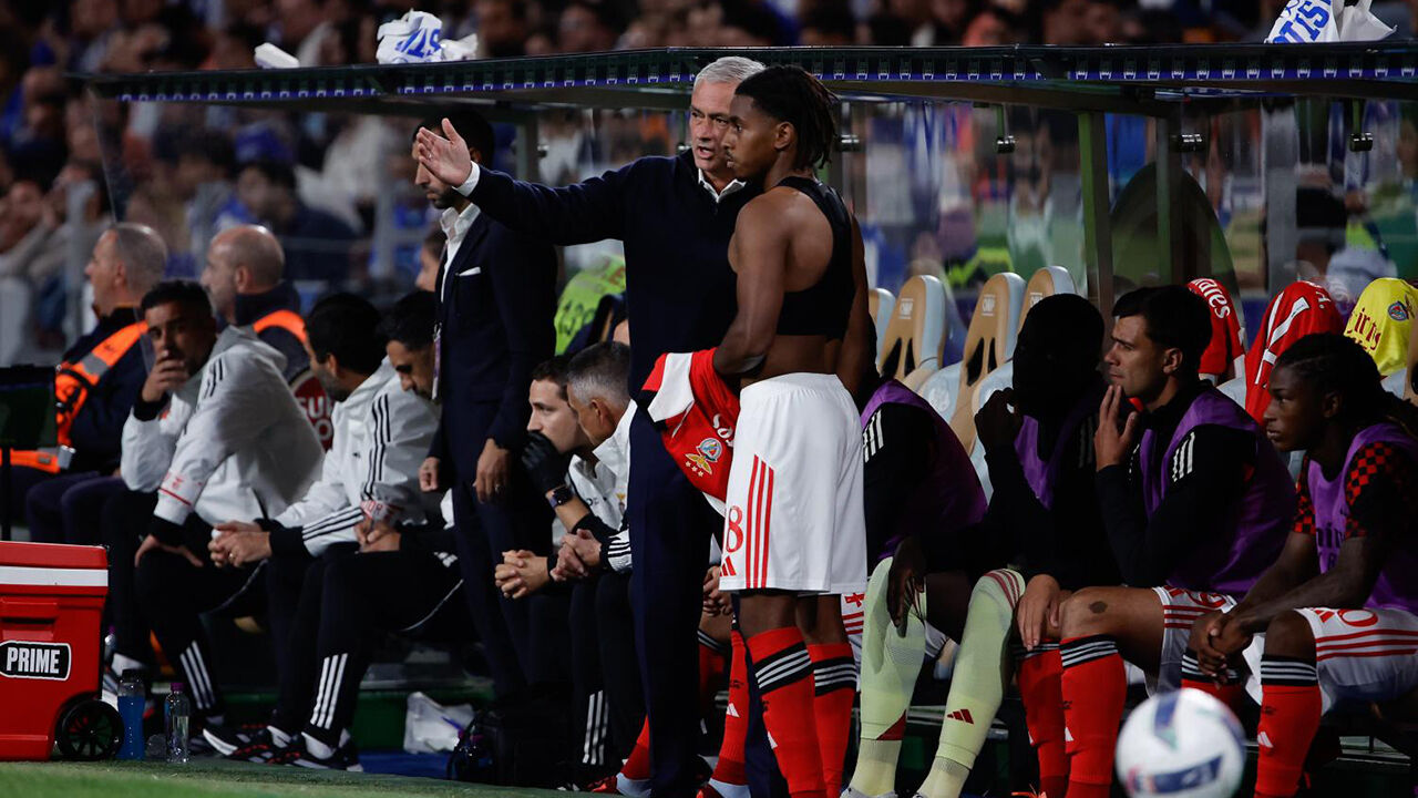 Mourinho fala com jogador do Benfica no banco, após empate com o FC Porto