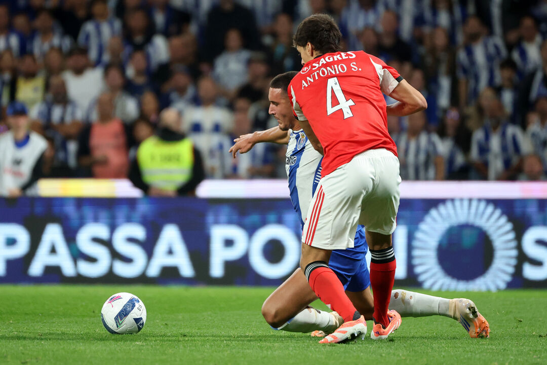 Lance entre António Silva e Deniz Gül no FC Porto-Benfica