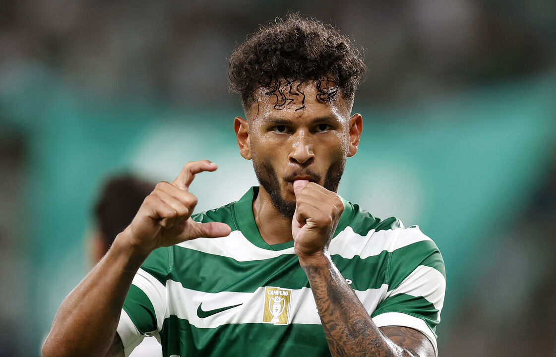 Luis Suárez num festejo que começa a ficar... conhecido!