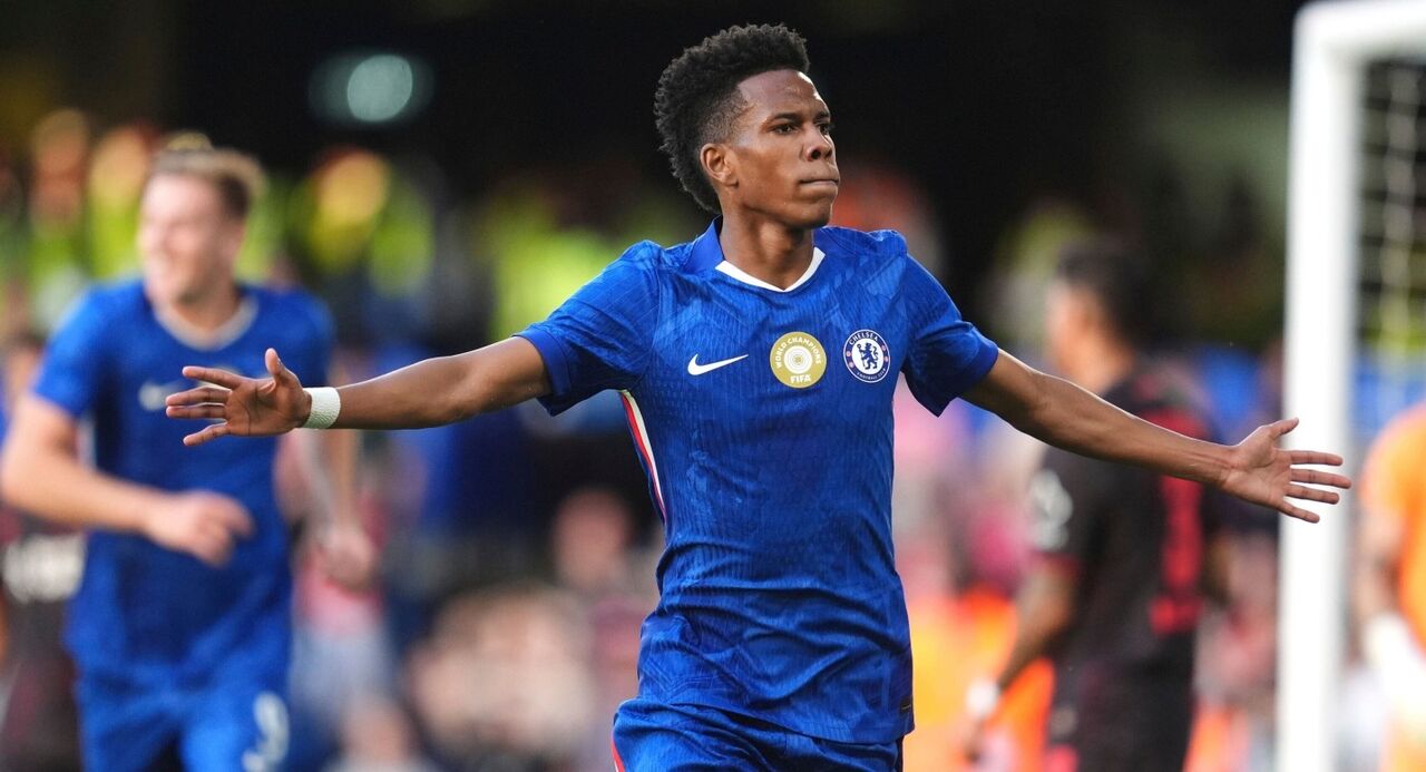 Estêvão, craque do Chelsea, integra-se na formação londrina e tem aulas de Inglês