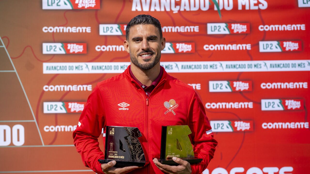 Jogador recebe prémio de avançado do mês