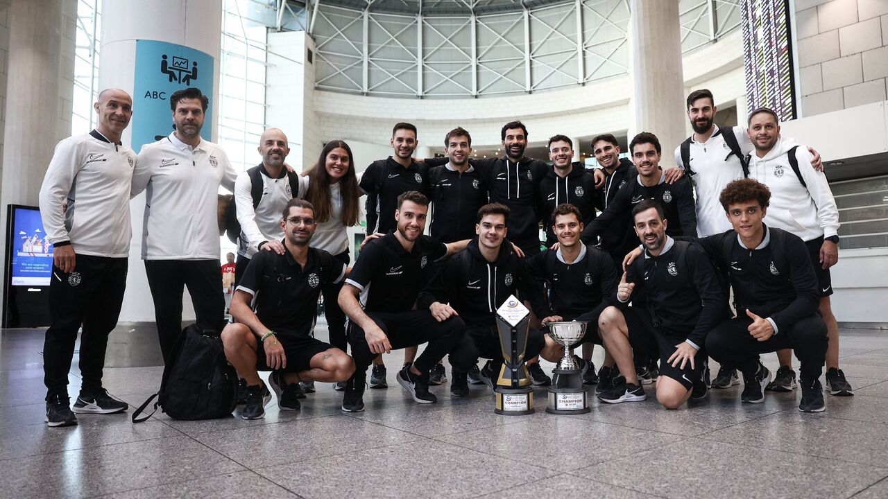 Sporting CP regressa a Lisboa após vencer o Campeonato do Mundo de Clubes de hóquei em patins.
