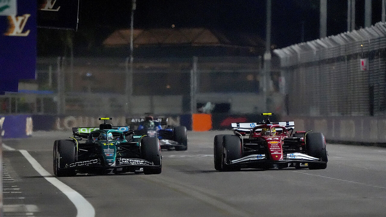 Hamilton responde a Alonso com recurso a sitcom britânica após GP de Singapura