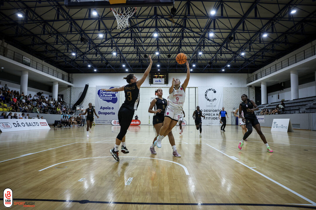 Jogo de basquetebol com atletas do Sporting em campo