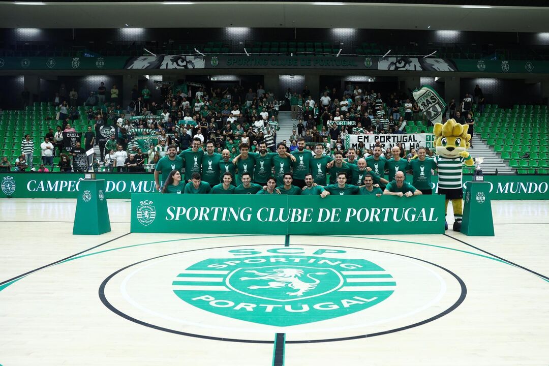 Equipa do Sporting CP reunida em campo comemorando