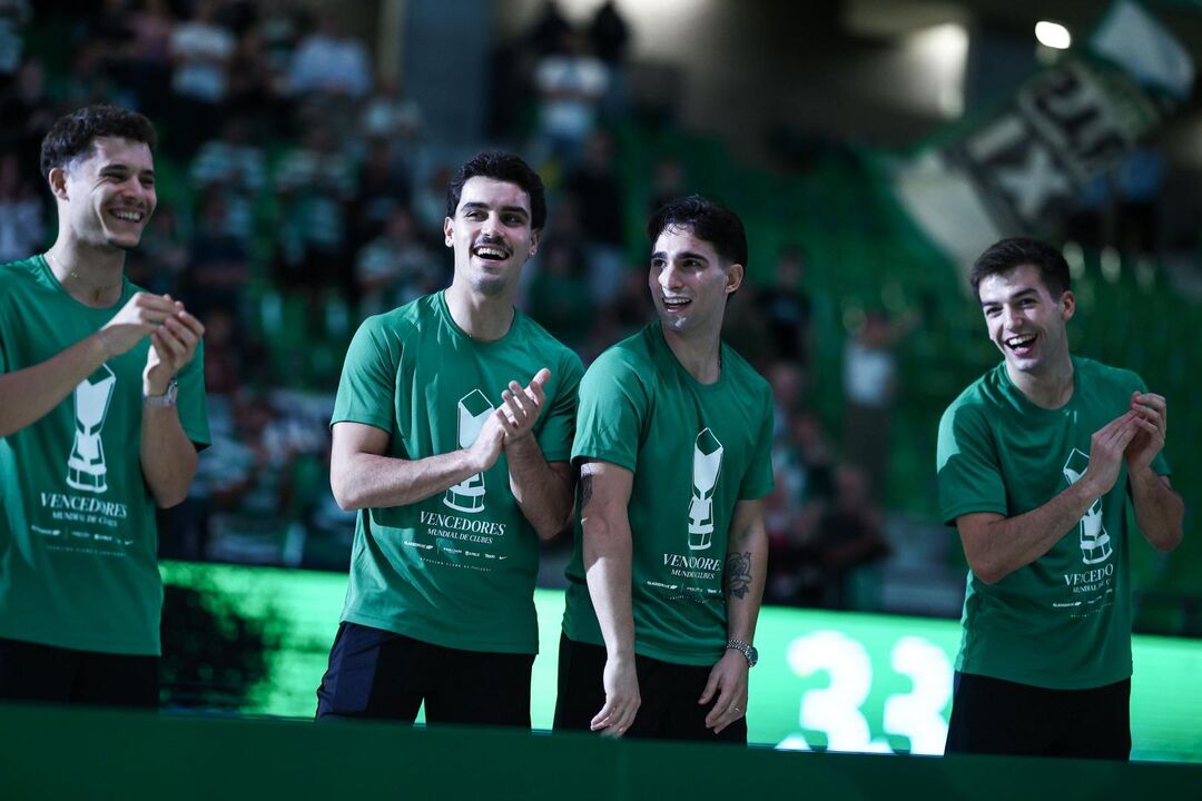 Jogadores do Sporting festejam título de campeões do mundo no Pavilhão João Rocha