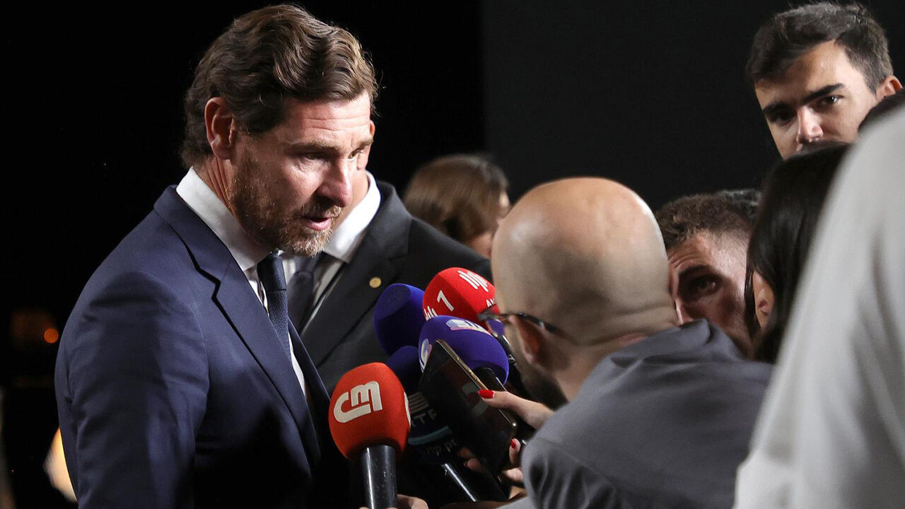 André Villas-Boas discursa para jornalistas com microfones