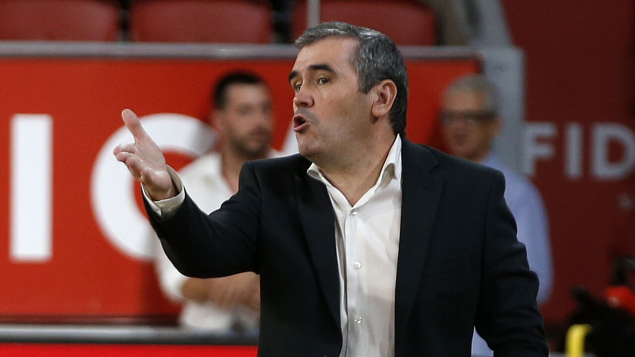 Treinador gesticula durante jogo