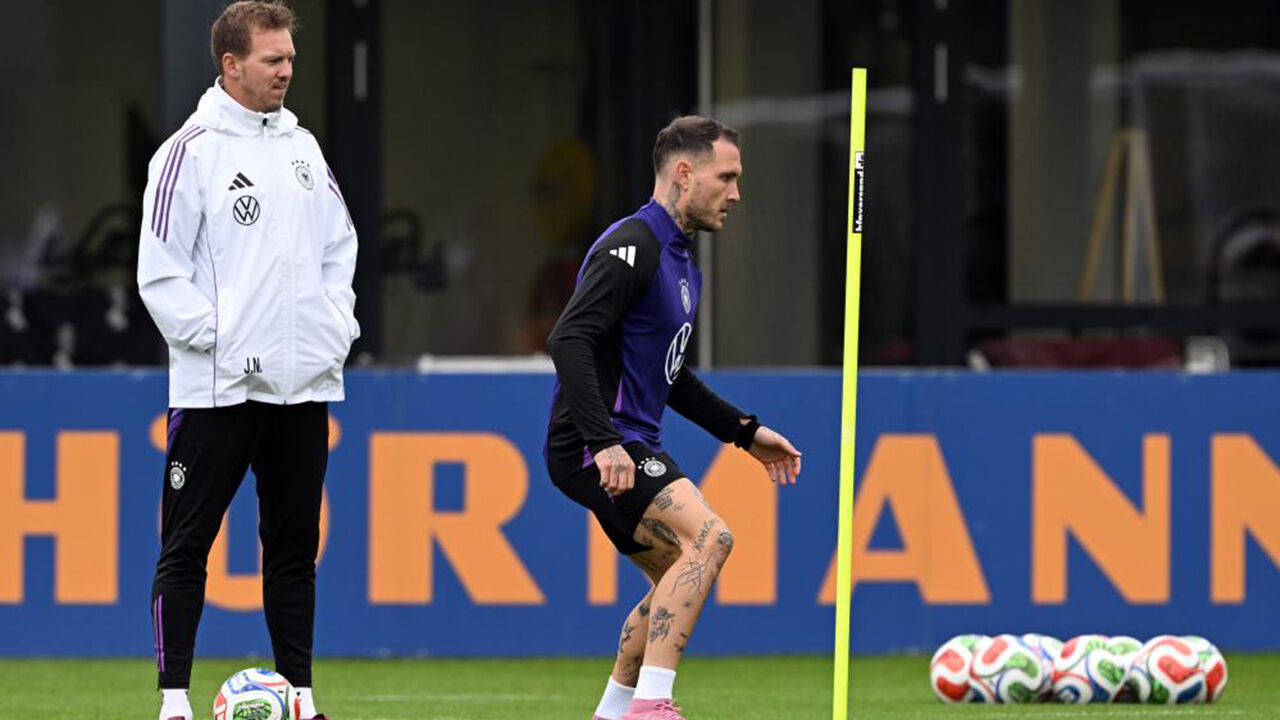 Nagelsmann com David Raum no treino de ontem