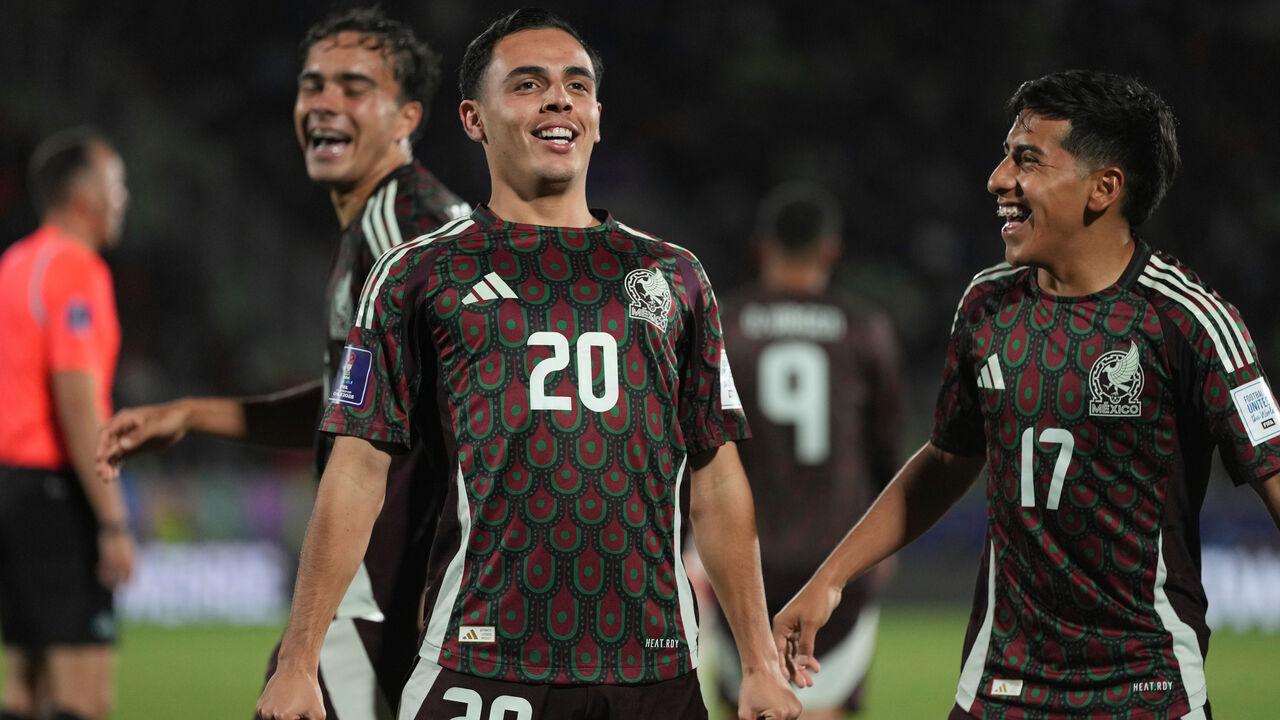 Hugo Camberos celebra golo pela seleção do México no Mundial de Sub-20