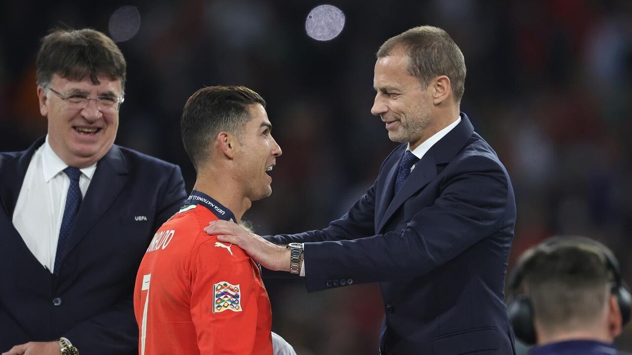 Aleksander Ceferin entrega medalha de vencedor da Liga das Nações a Cristiano Ronaldo
