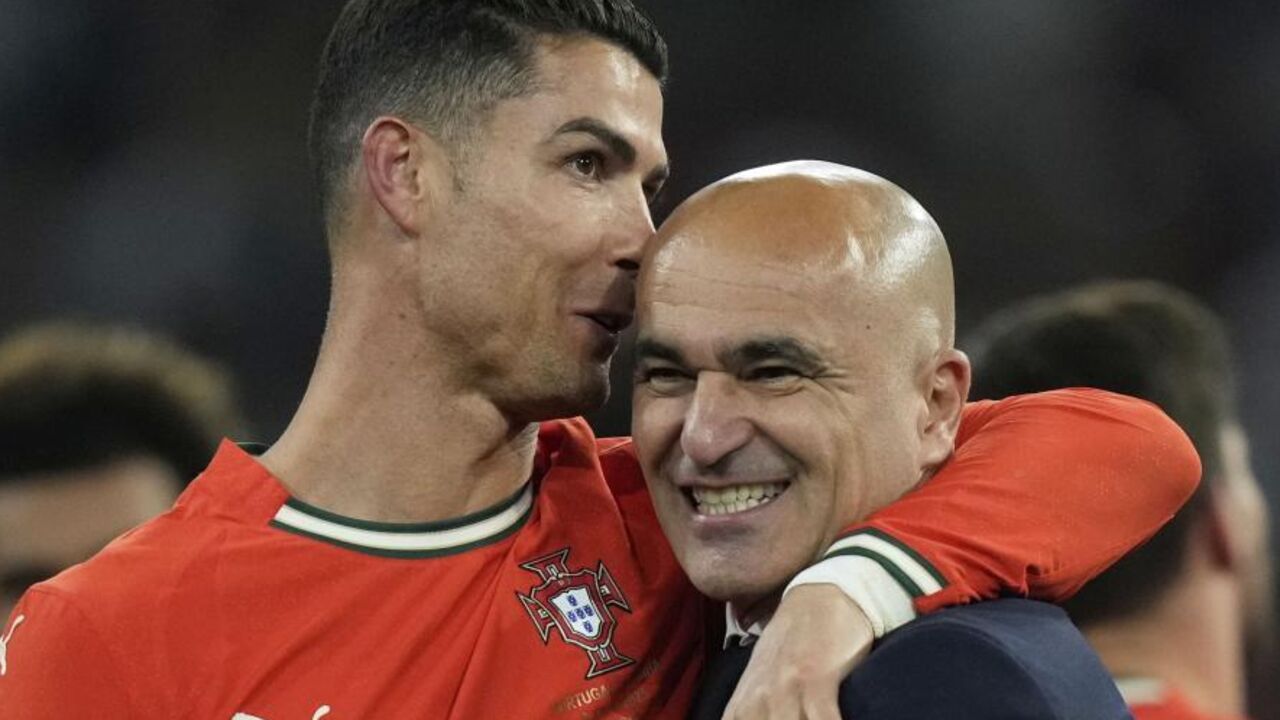 Cristiano Ronaldo e Roberto Martínez celebram a conquista da Liga das Nações