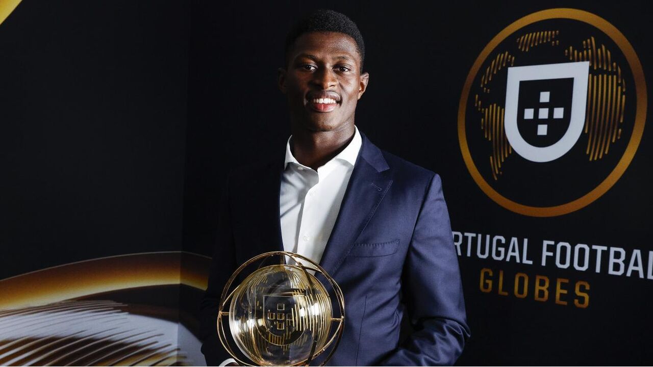 Nuno Mendes após ser distinguido no Portugal Football Globes
