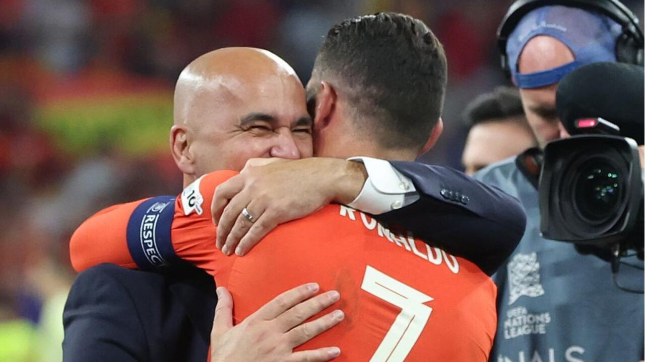 Roberto Martínez celebra efusivamente com Cristiano Ronaldo após conquista da Liga das Nações