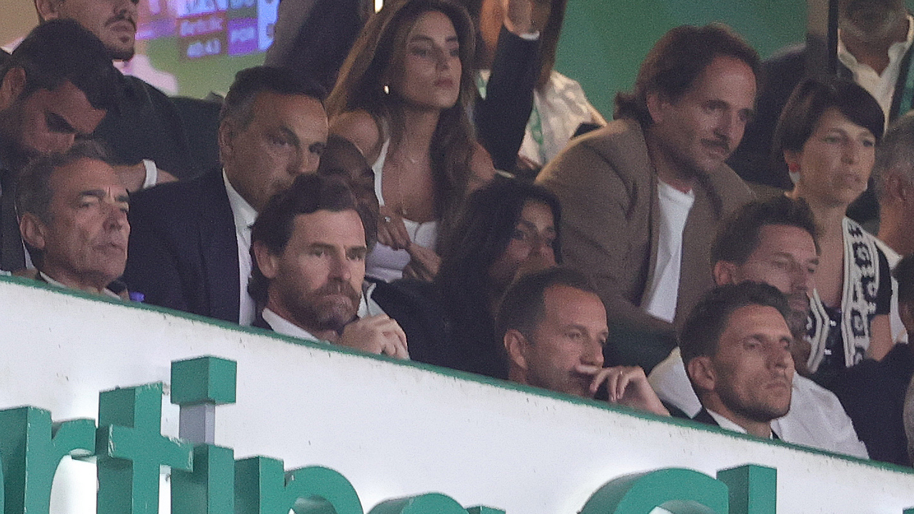 Villas-Boas ao lado e Varanda no clássico da 4.ª jornada do campeonato, em agosto último