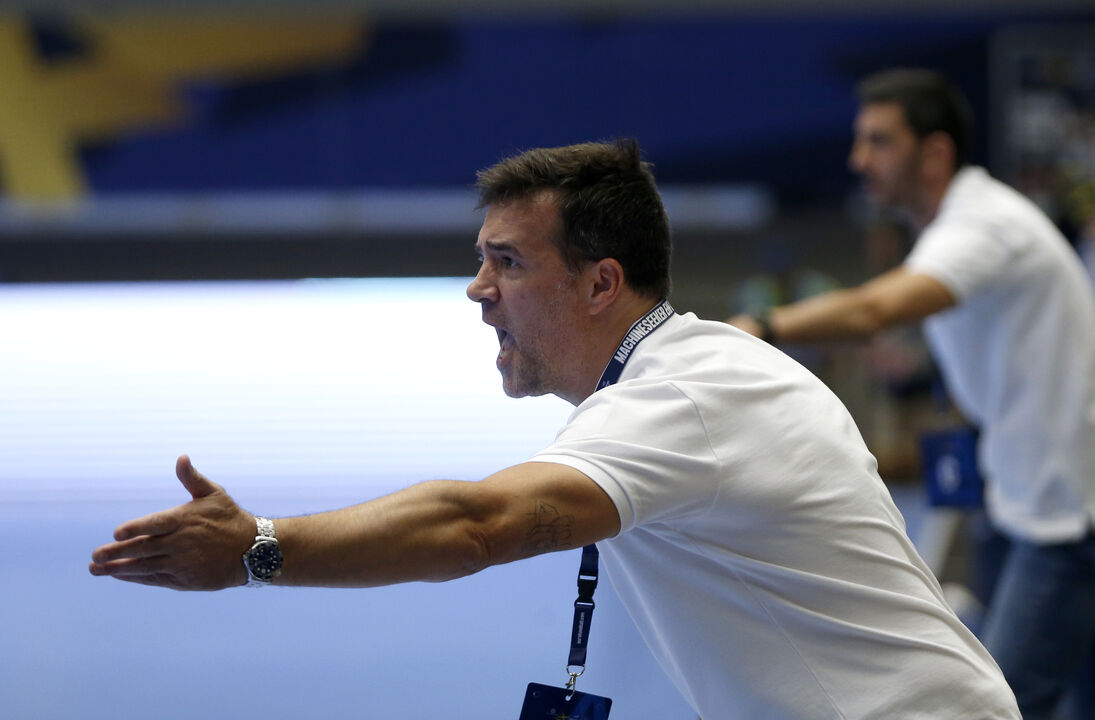 Ricardo Costa gesticula durante jogo do Sporting