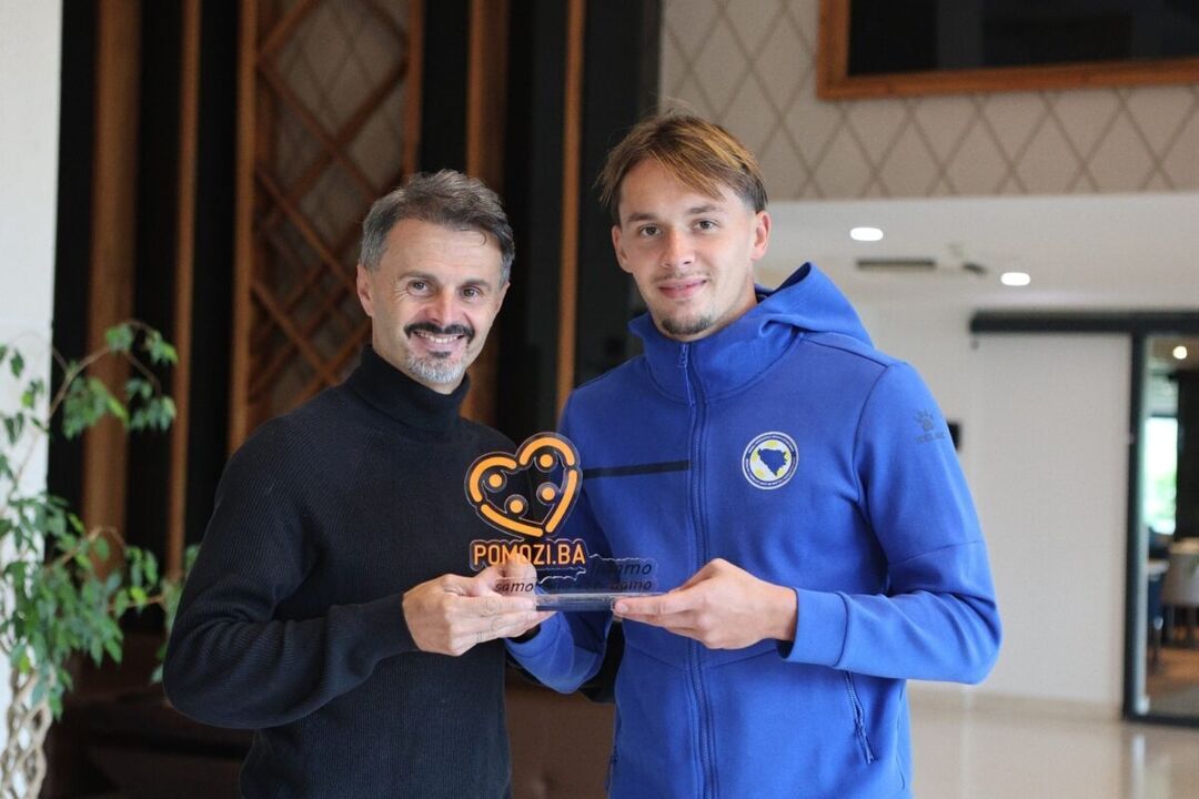 Amar Dedic, jogador do Benfica, recebe prémio por apoio humanitário na Bósnia e Herzegovina