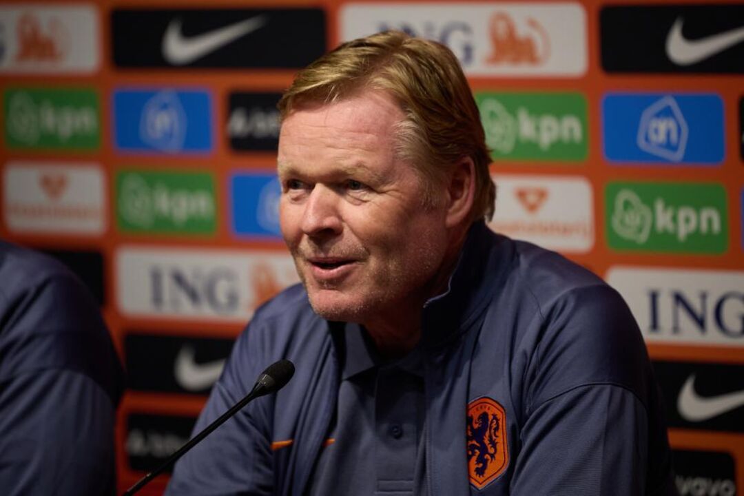 Ronald Koeman fala aos jornalistas