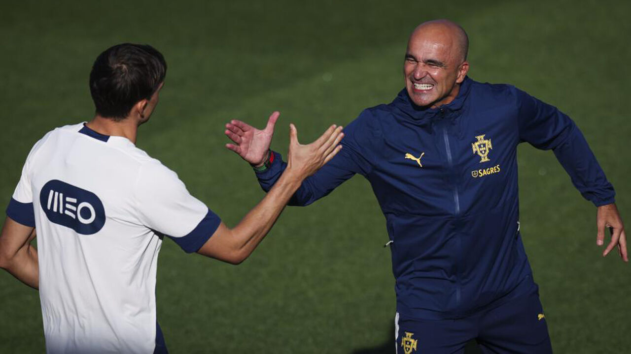 Roberto Martínez com João Palhinha durante um treino da Seleção Nacional