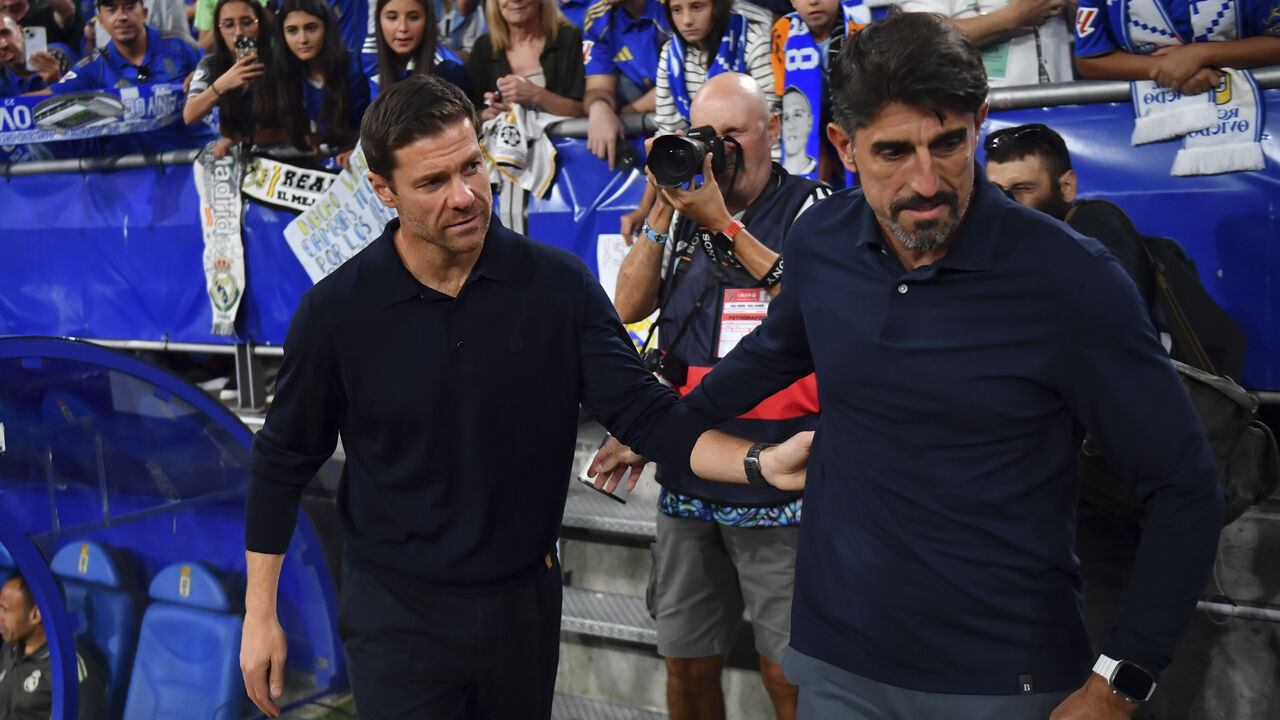 Veljko Paunovic (à direita) com Xabi Alonso, durante o duelo com o Real Madrid