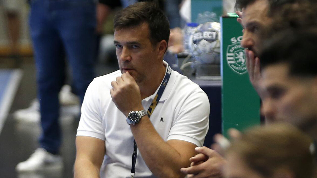 Ricardo Costa reage durante o jogo com o Nantes