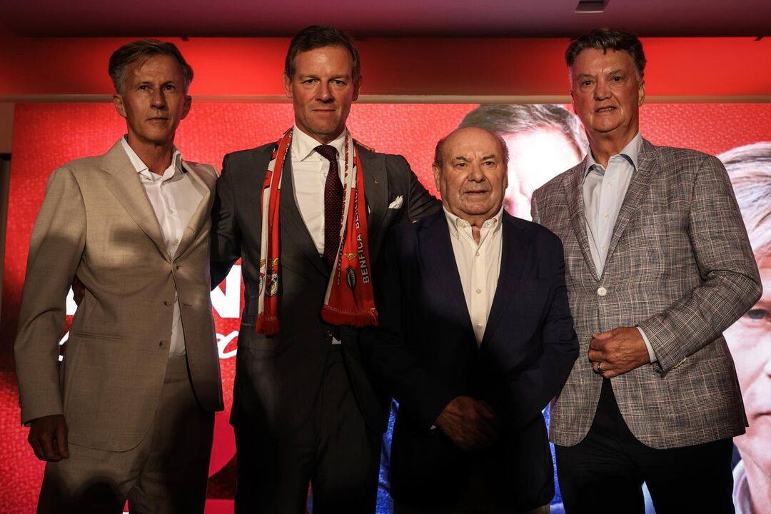 Louis van Gaal (à direita) esteve presente e ouviu o discurso de Martim Mayer