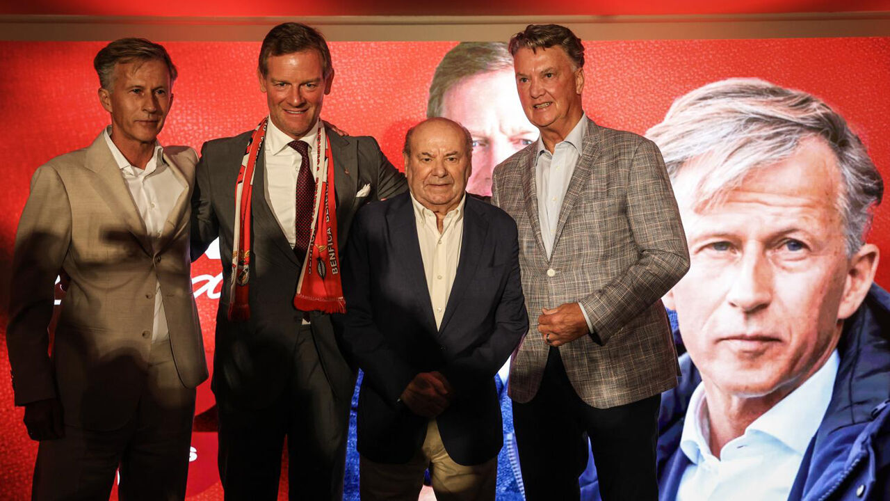 Louis van Gaal (à direita) esteve presente e ouviu o discurso de Martim Mayer