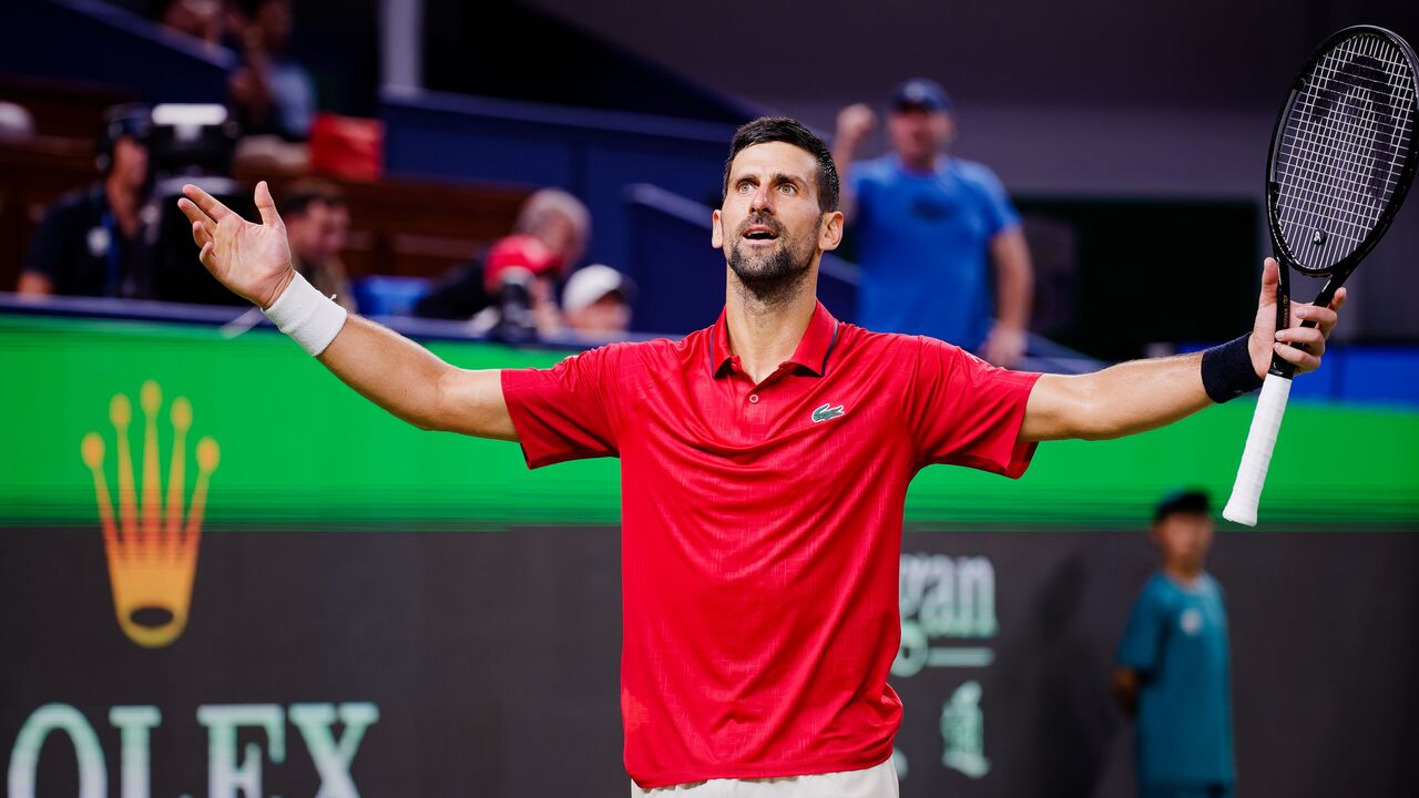 Novak Djokovic celebra um ponto durante um jogo de ténis