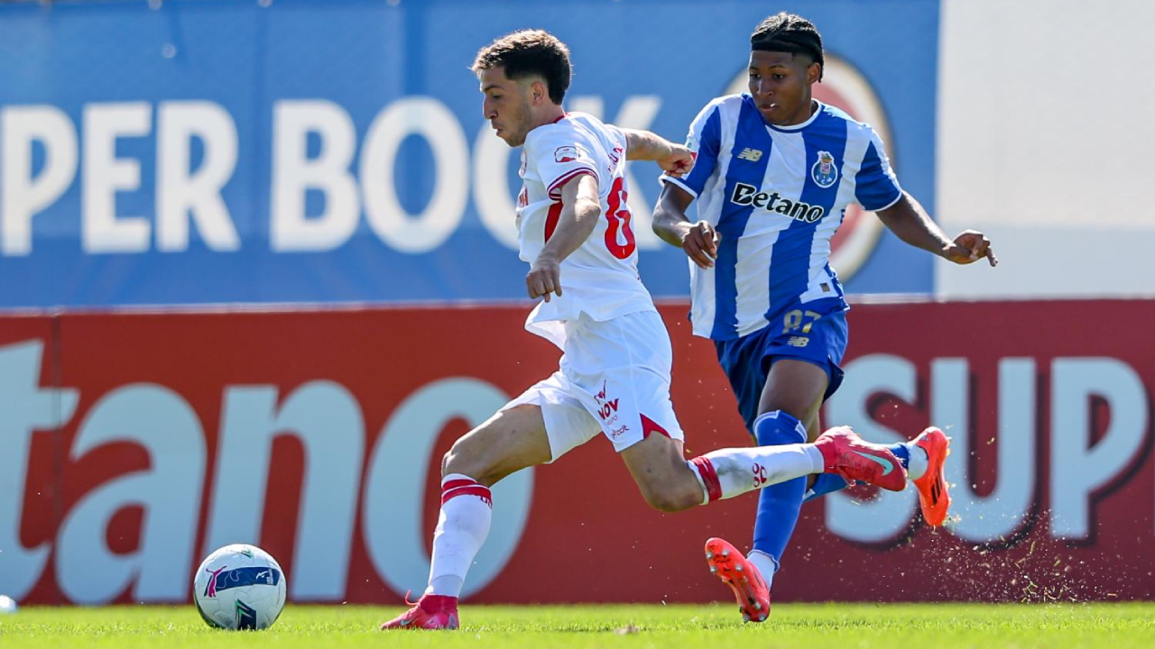 Miguel Maga em ação durante o jogo com o FC Porto B