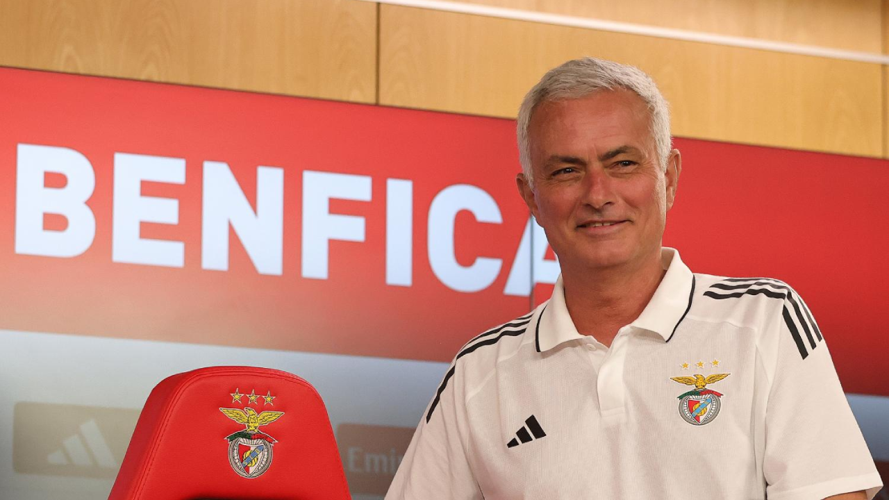 José Mourinho prepara-se para mais uma conferência de imprensa no Benfica